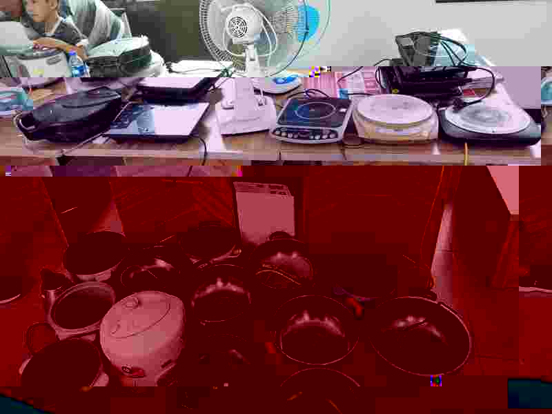 屋裡堆滿了大大小小的鍋、電磁爐、電風扇