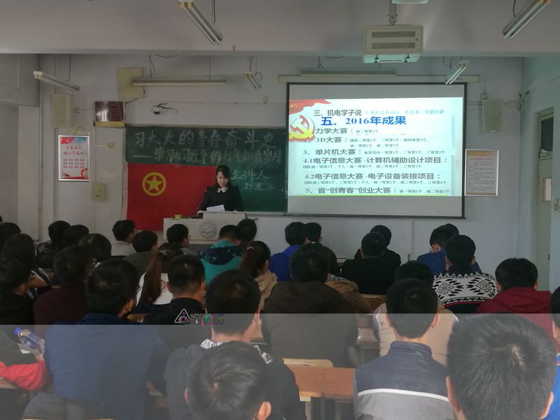 鄭老師介紹去年來的機電學子創出的佳績