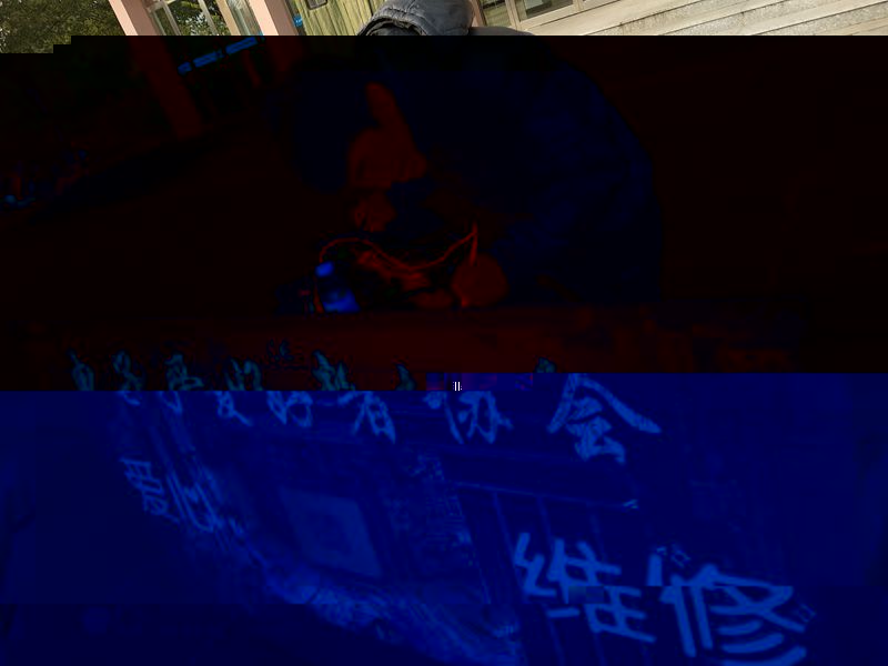 電子愛好者協會成員在維修電器