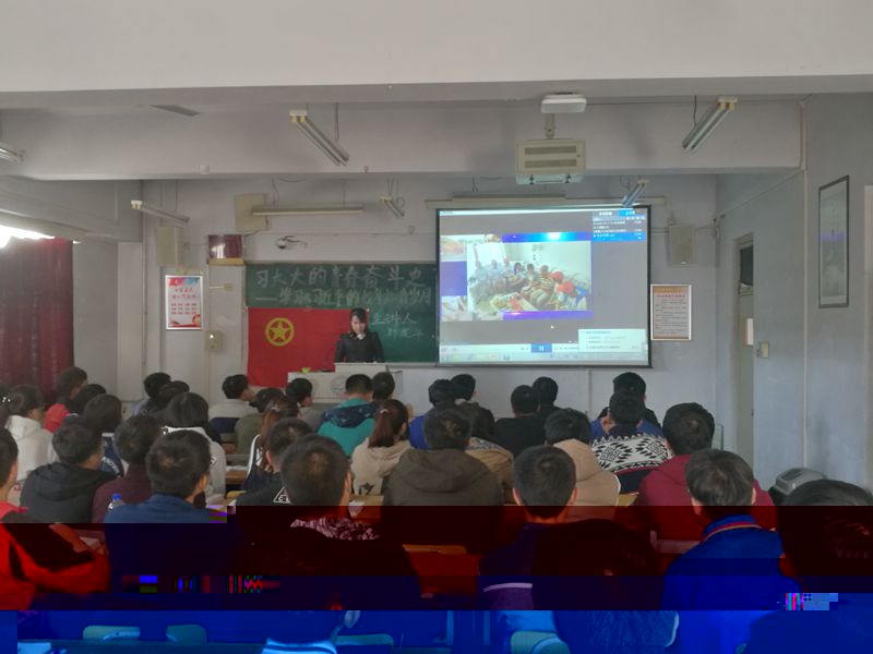 鄭老師為大家播放機電學子社會實踐照片
