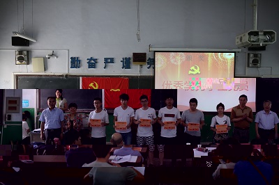 領導為優秀學生黨員頒獎小