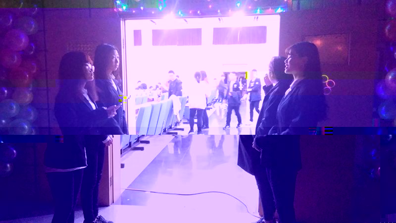 工作人員迎接大家入場